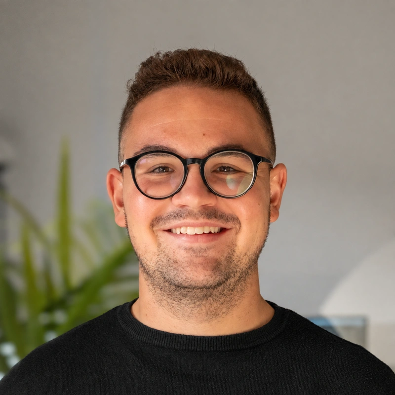 Arnau Parcerisa — retrat amb planta desenfocada