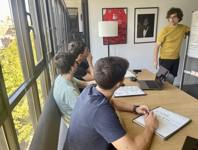 Reunió de treball de l’equip a l’oficina el 2022