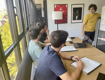 Reunión de trabajo del equipo en la oficina en 2022
