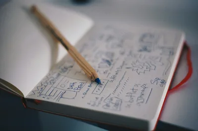 libreta con bocetos y anotaciones a mano