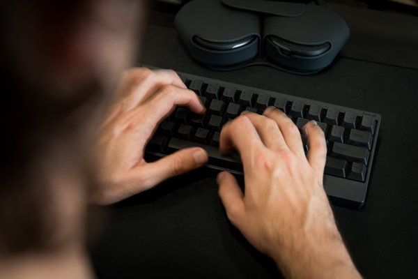desarrollador tecleando codigo