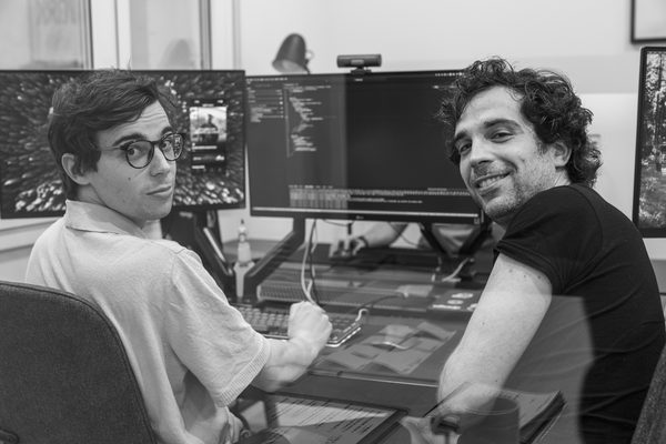 pareja de desarrolladores trabajando en oficina