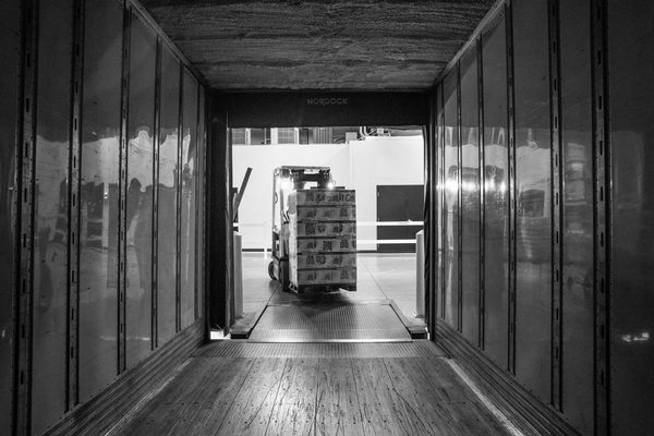 paquetes entrando camión