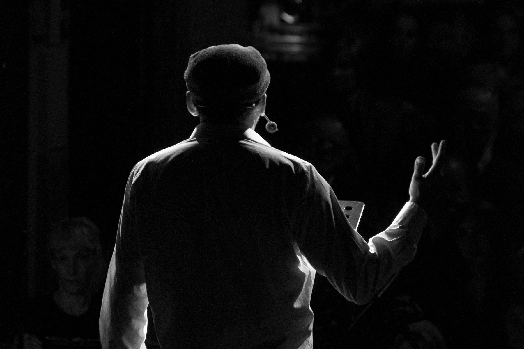 conferenciant parla al públic d'esquena