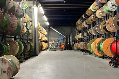 Bobines de cable elèctric al magatzem