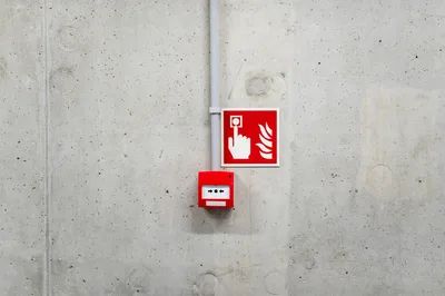 Pulsador de alarma en pared