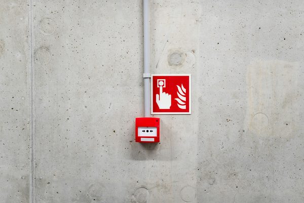 Pulsador de alarma en pared