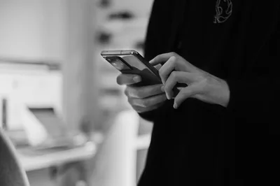 movil siendo usado en blanco y negro