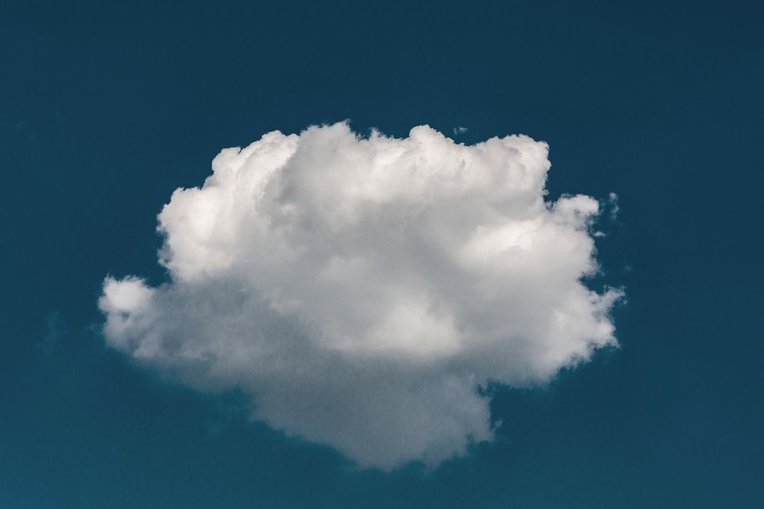 nube solitaria en el cielo