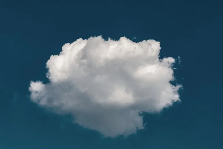 nube solitaria en el cielo
