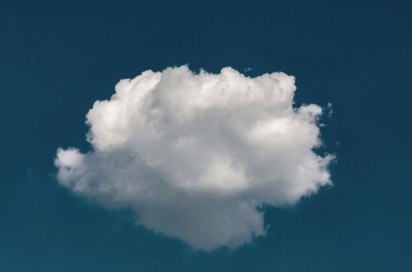nube solitaria en el cielo