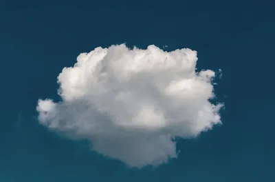 nube solitaria en el cielo
