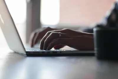 persona escribiendo en teclado de portatil