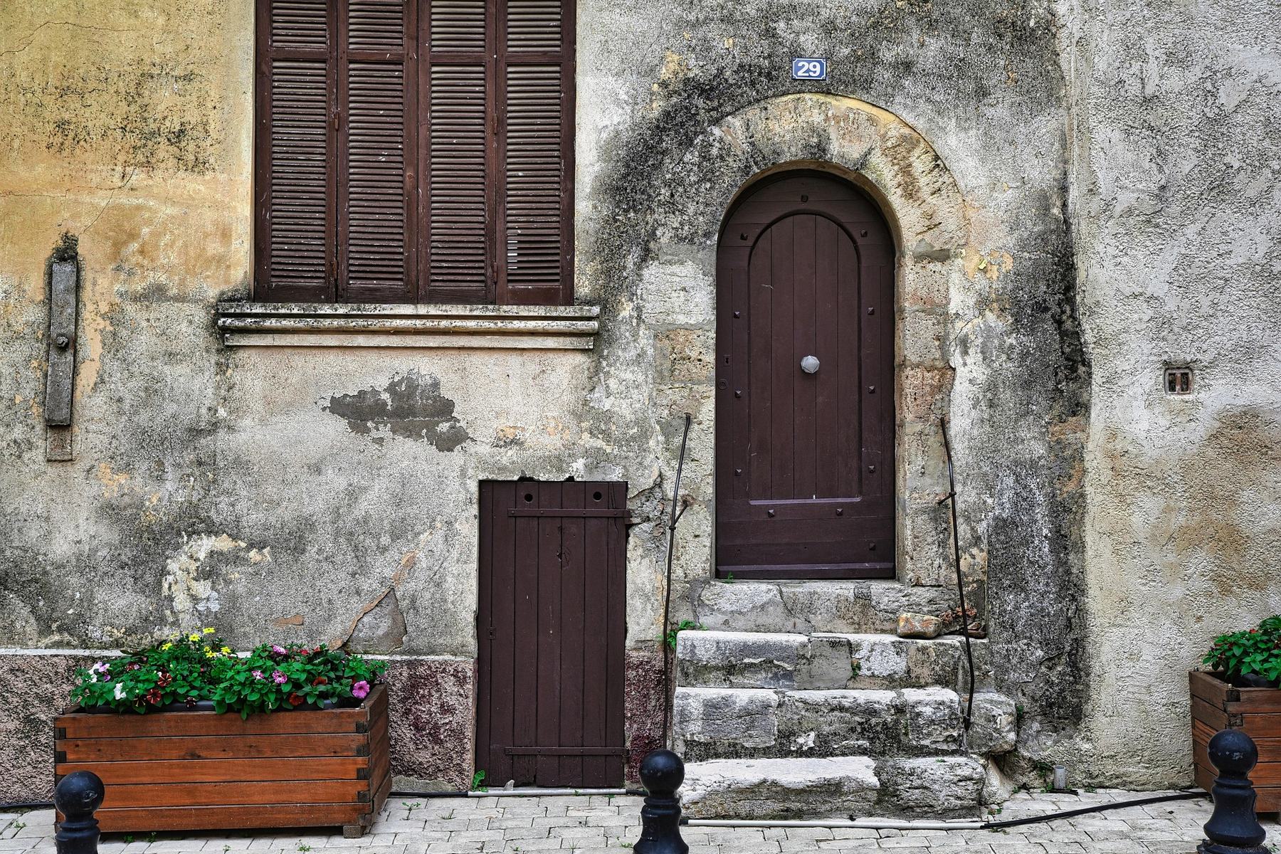 multiples puertas en casa antigua