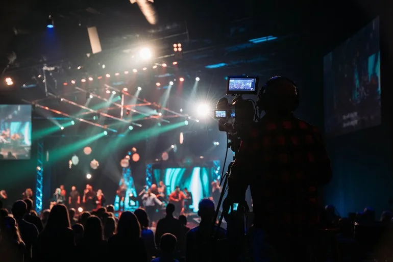 operador de camara grabando un concierto
