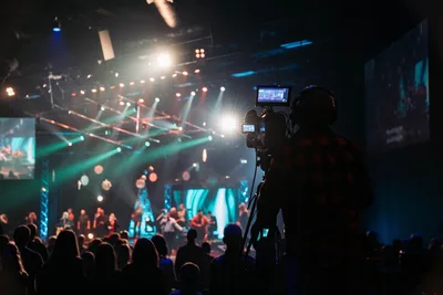 operador de camara grabando un concierto