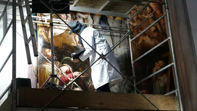 tecnico restaurando cuadro de pintura