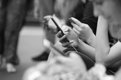 personas usando moviles varios