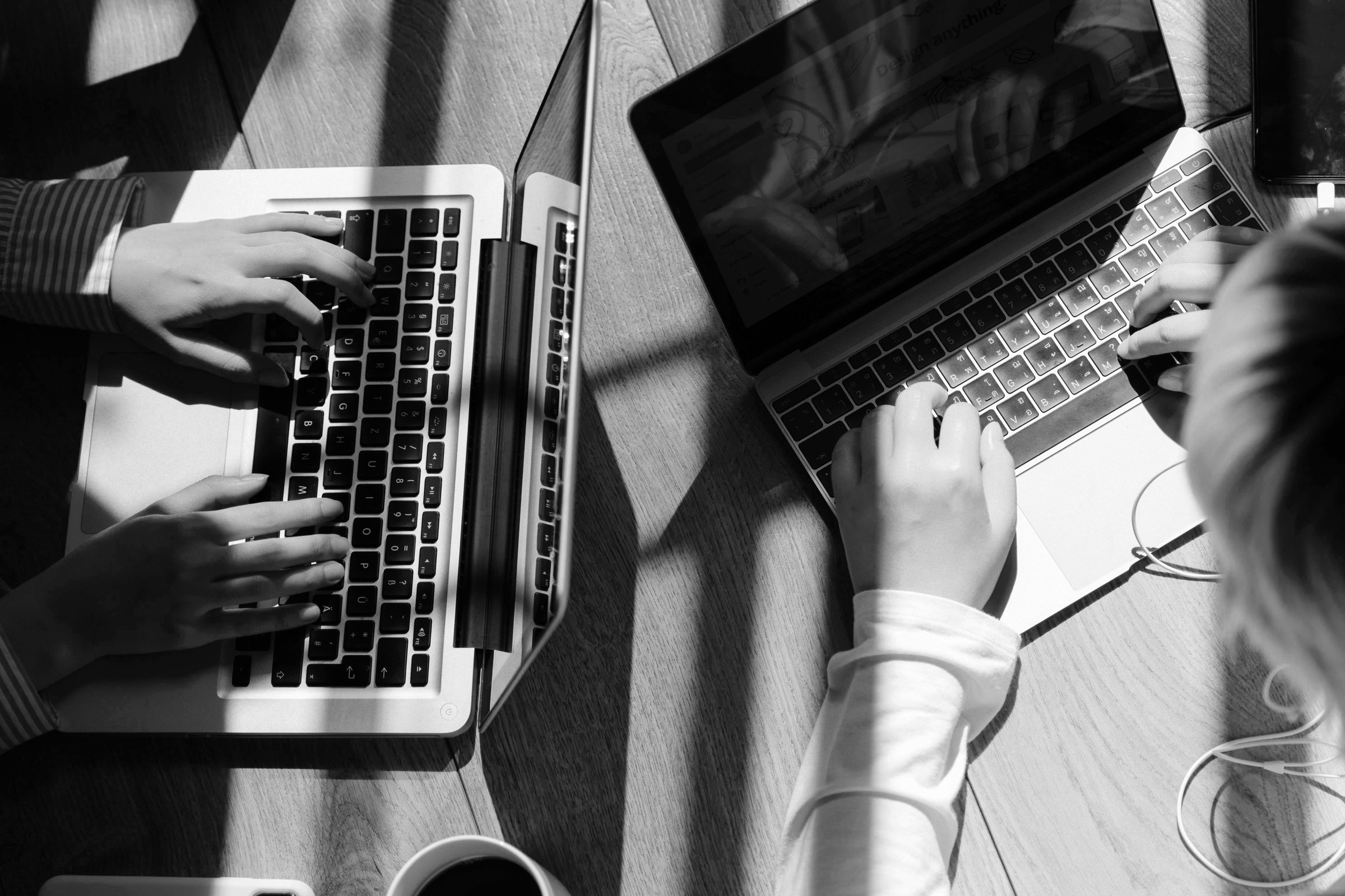 varias personas usando ordenador portatil