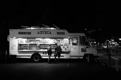 food truck en blanco y negro