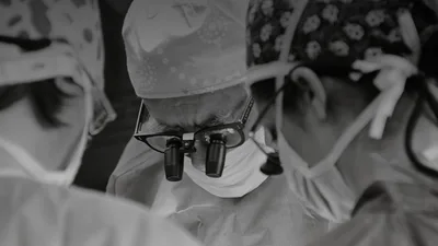 Primer plano médicos operando