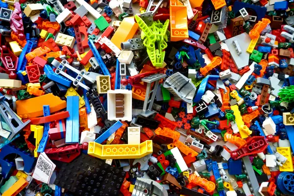 varias piezas de lego desorganizadas