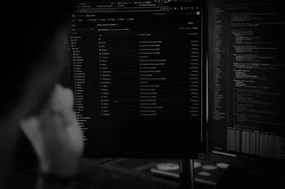 Equipo de Mecexis revisando código en la oficina de Manresa