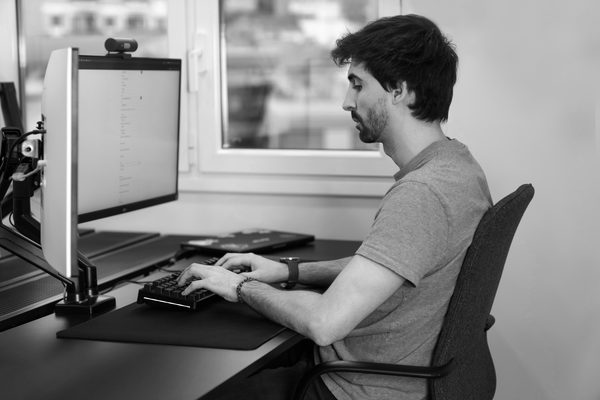 desarrollador programando en oficina