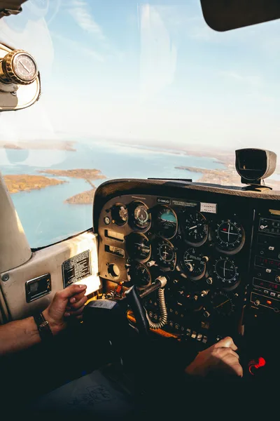 comandos en el interior de un avión