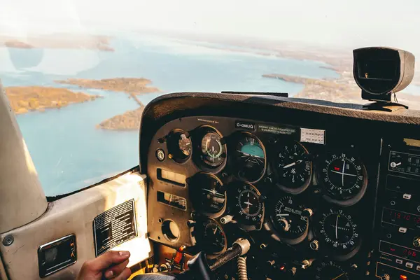 comandos en el interior de un avión