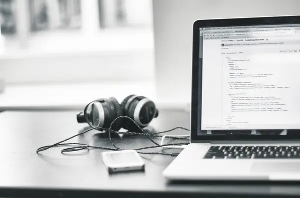 desarollador analizando codigo