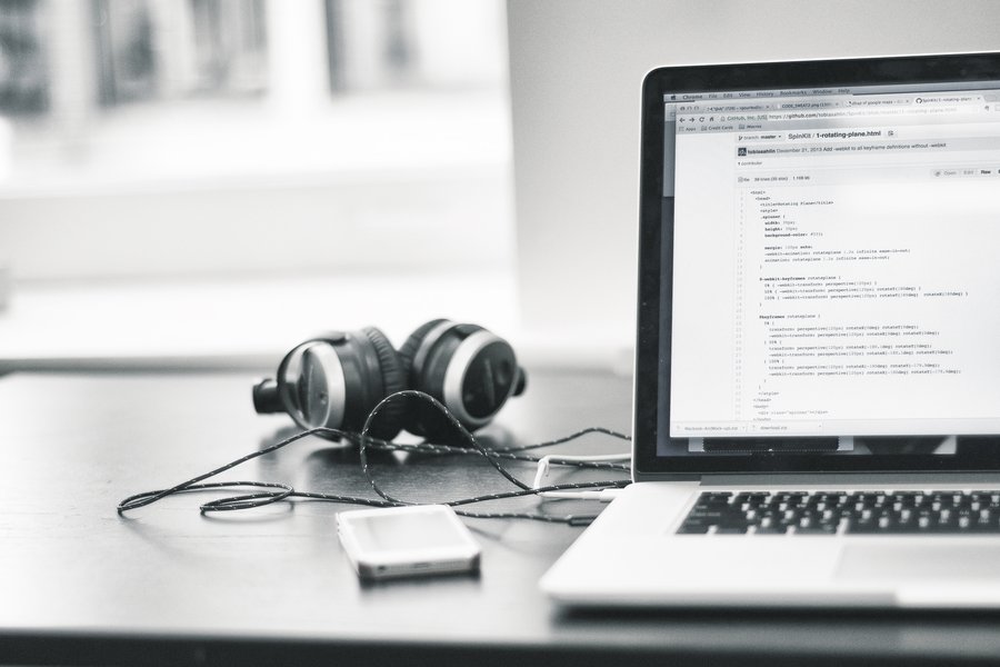 desarollador analizando codigo