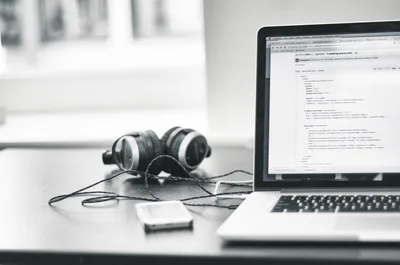 desarollador analizando codigo